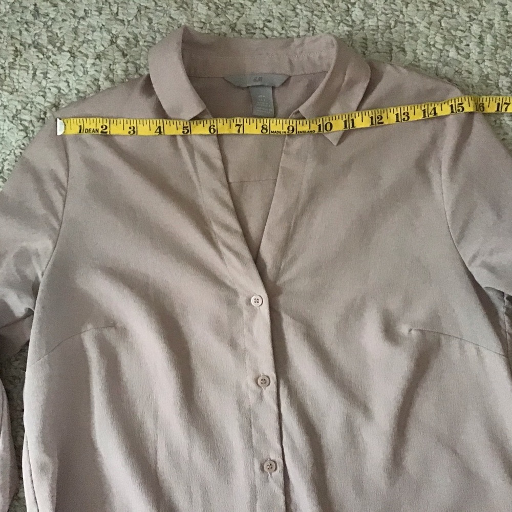 💥3/$10 H&M V-Neck Blouse - Picture 3 of 6